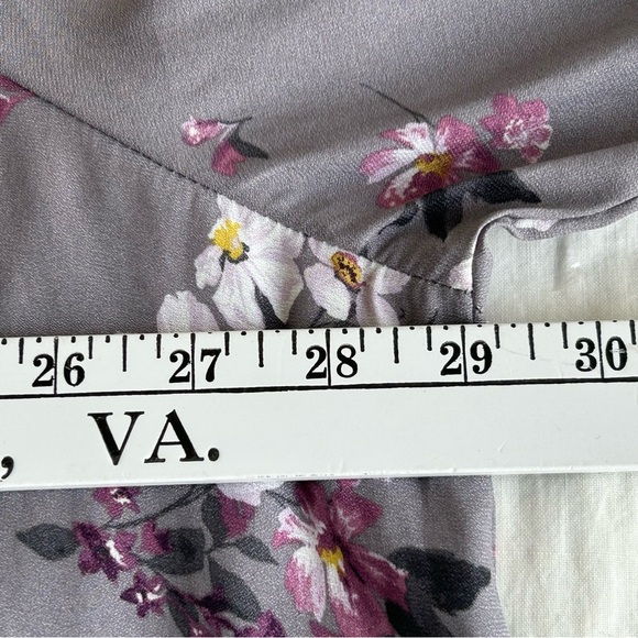 Torrid Grey Floral Crepe V-Neck Smocked Blouse Top Size 4 - Picture 14 of 16